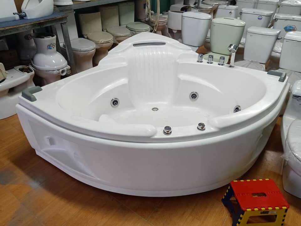 Tổng kho bãi tập kết thiết bị nội thất phòng tắm cũ Cầu Dừa